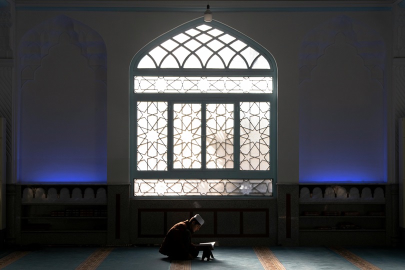 Foto oleh mohammad ramezani: https://www.pexels.com/id-id/foto/bacaan-al-qur-an-11860799/